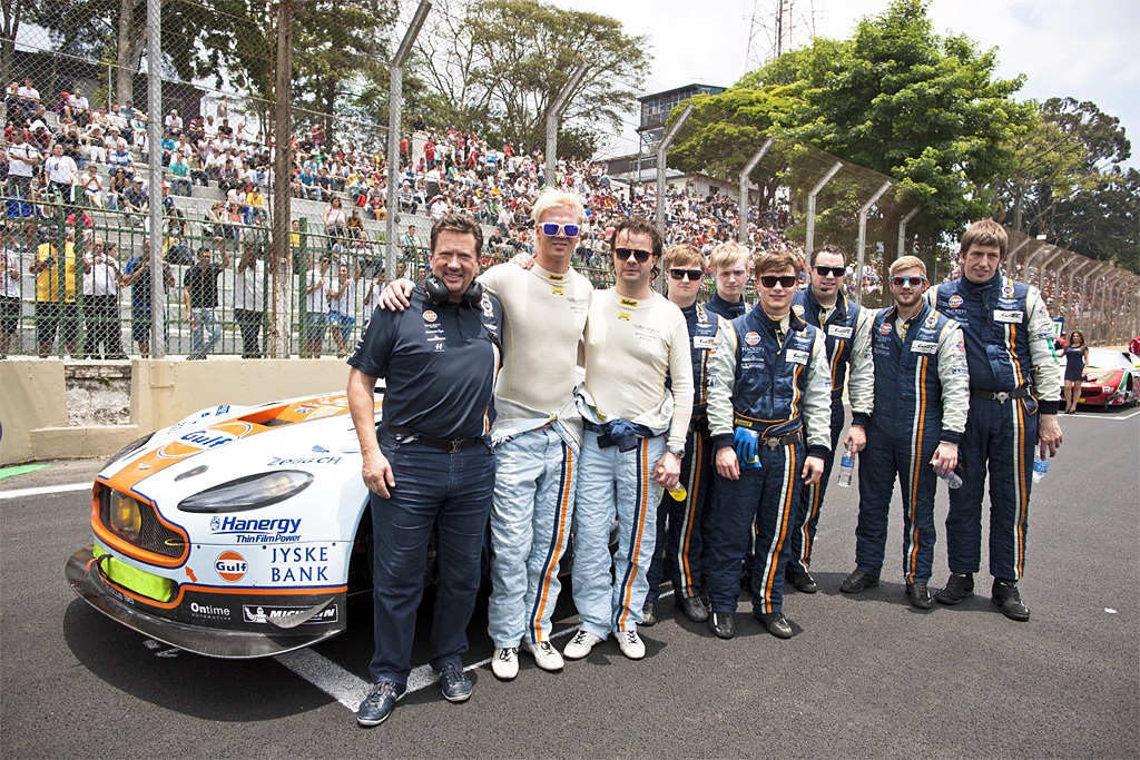Jan Struve, Nicki Thiim, Kristian Poulsen og teamet der holdt dem kørende
(Foto: Aston Martin Racing)